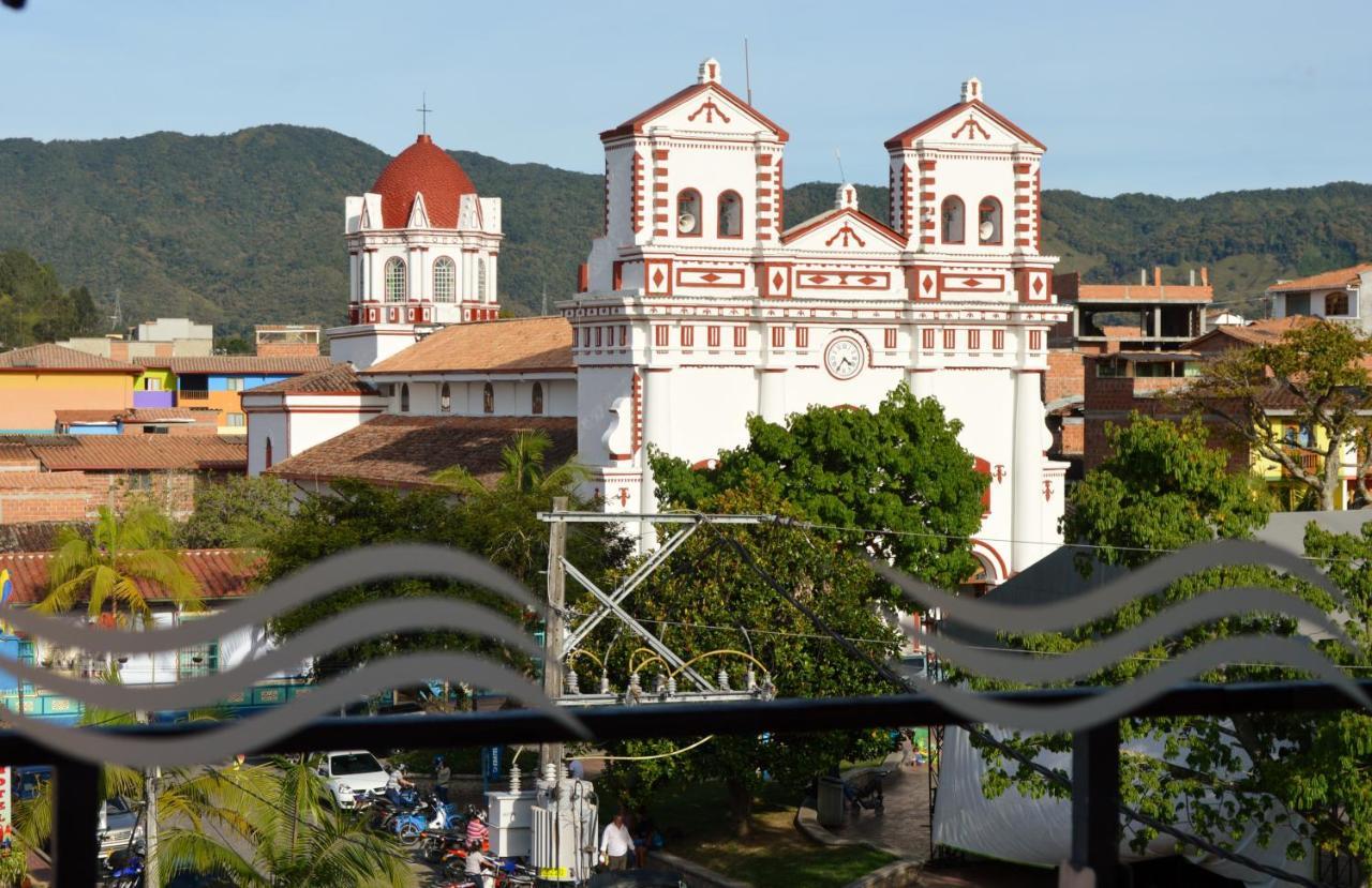 Hotel Guatatur Гуатапе Экстерьер фото