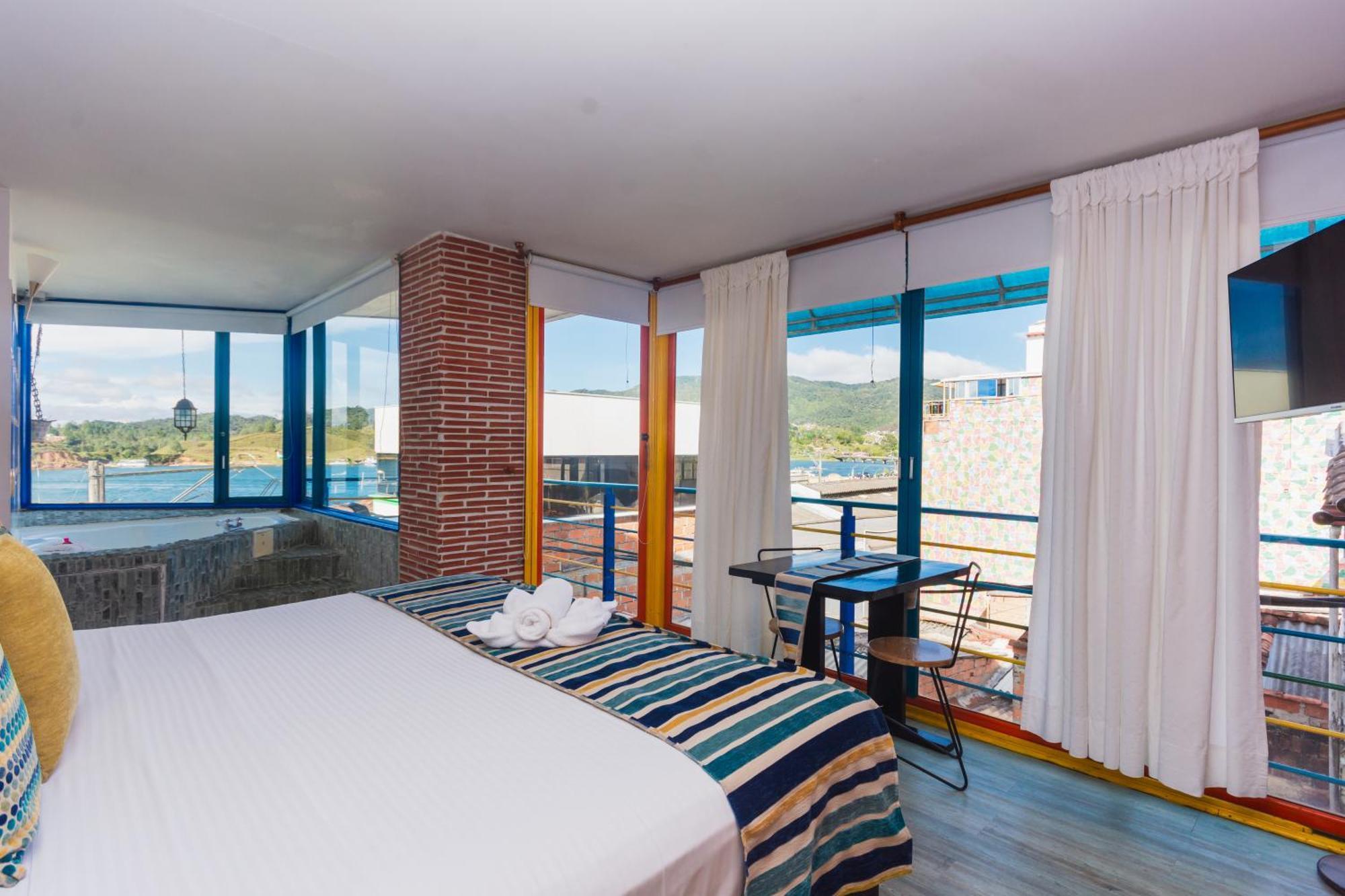 Hotel Guatatur Гуатапе Экстерьер фото